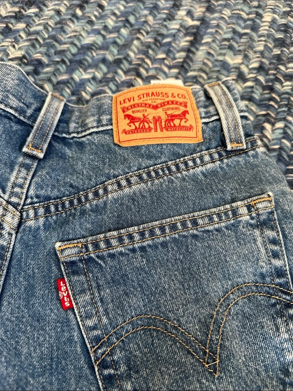 Levis High Waisted Mom Shorts Size 27